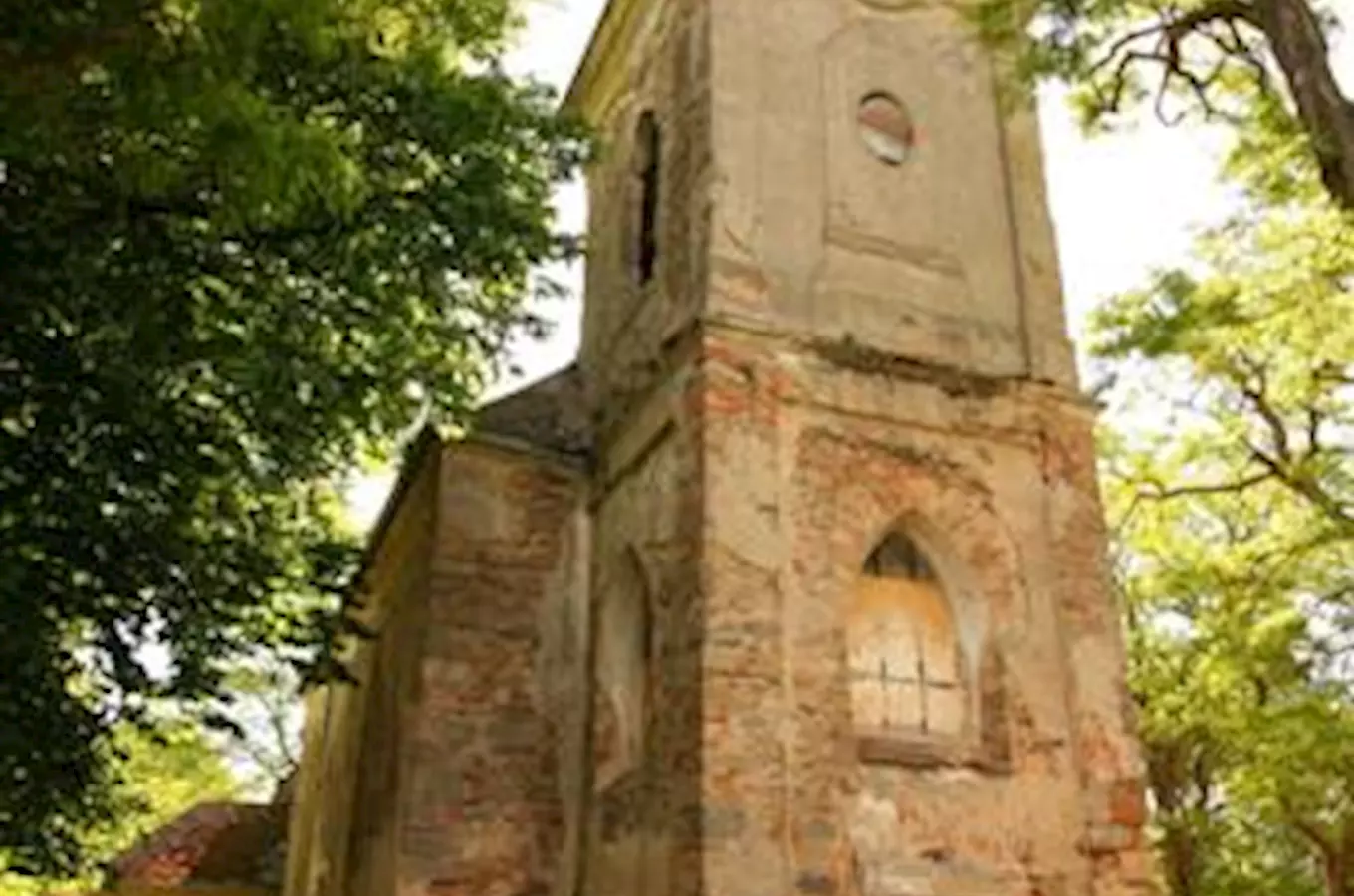 Kostel sv. Mikuláše s farou v Holostřevech