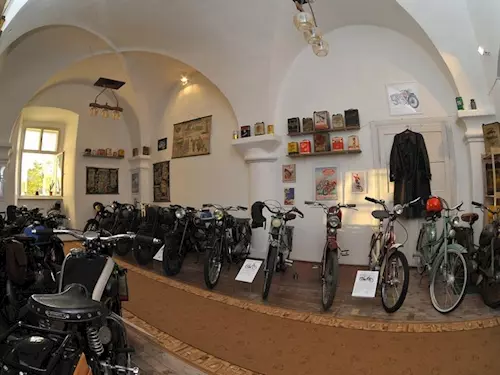 Expozice historických motocyklů na zámku v Kácově