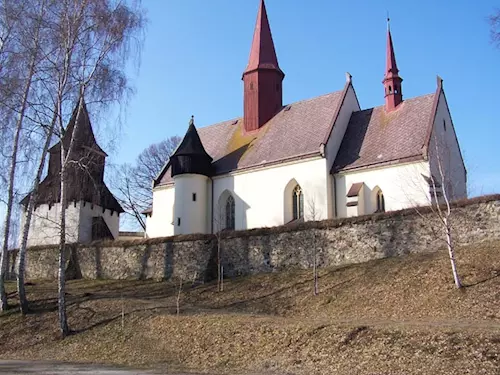 Polodřevěná zvonice a kostnice v obci Korouhev