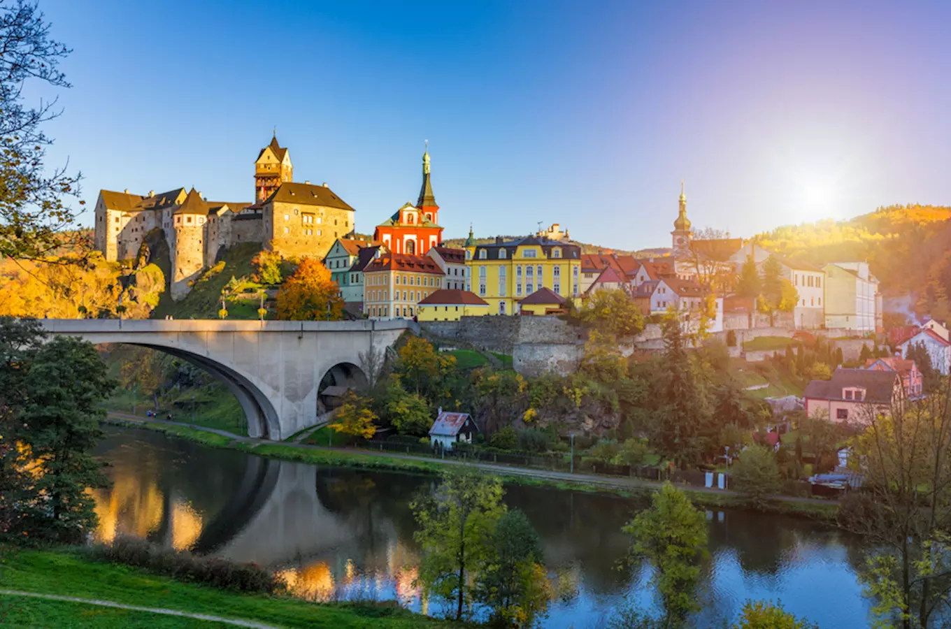 Nejnavštěvovanější turistické cíle Karlovarského kraje: hrad Loket, Motýlí dům Karlovy Vary a Boheminium Mariánské Lázně