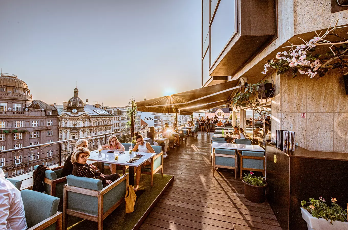 Kam do vyhlídkové restaurace? Tipy na restaurace a bary v Praze s krásným výhledem