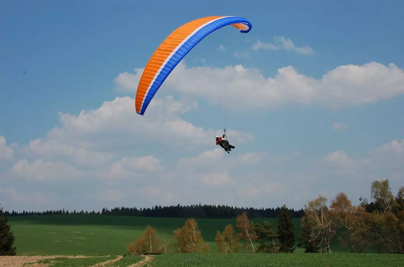 Paraglidingové centrum, tandemové lety a kurzy paraglidingu v blízkosti měst Jihlava, Telč, Dačice a