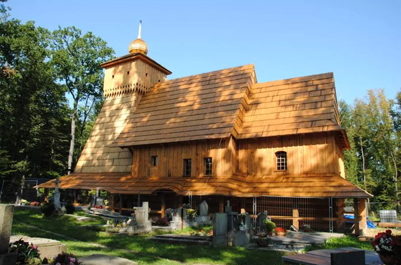 Obnovený dřevěný kostel v Gutech přivítá první věřící