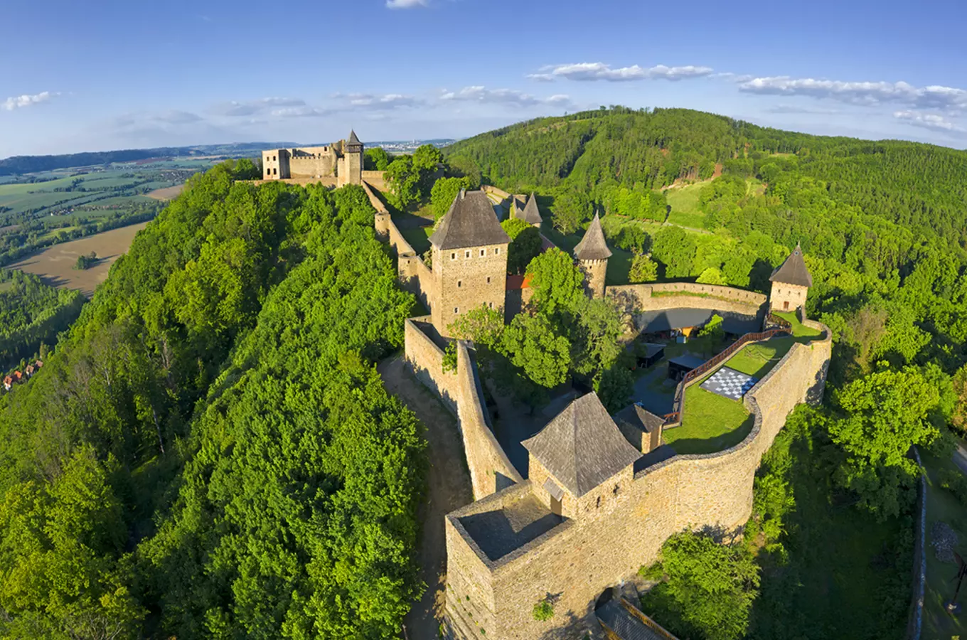 #světovéČesko a hrad Helfštýn: kov, sklo, kámen a palác se skleněným stropem