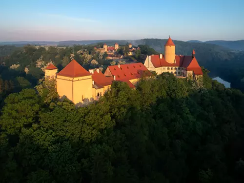 Státní hrad Veveří – perla na skalnatém ostrohu nad Brněnskou přehradou