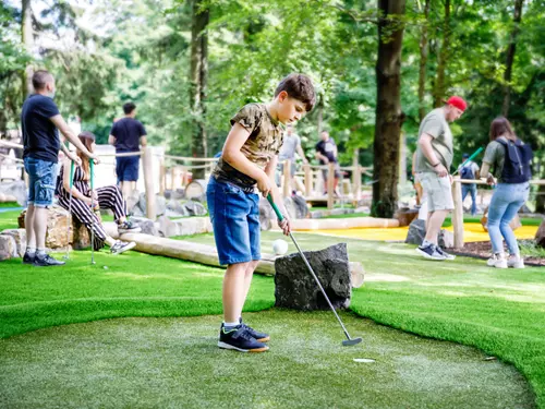 Pevné nervy, jistá ruka aneb tipy na místa, kde si zahrajete minigolf