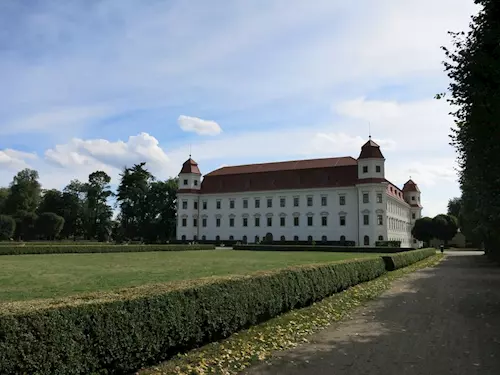 Stezka po stopách české historie v zámecké zahradě v Holešově