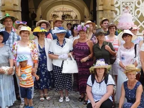Zámek v Doudlebech nad Orlicí zve na promenádu v kloboucích