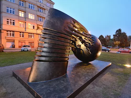 Pomník Nikoly Tesly v pražských Dejvicích