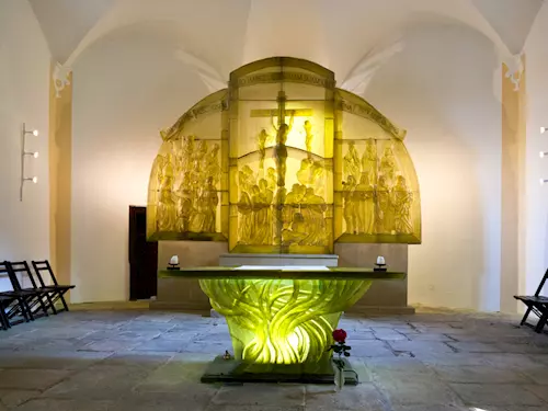Kostel sv. Vintíře v Dobré Vodě u Hartmanic s unikátním skleněným oltářem