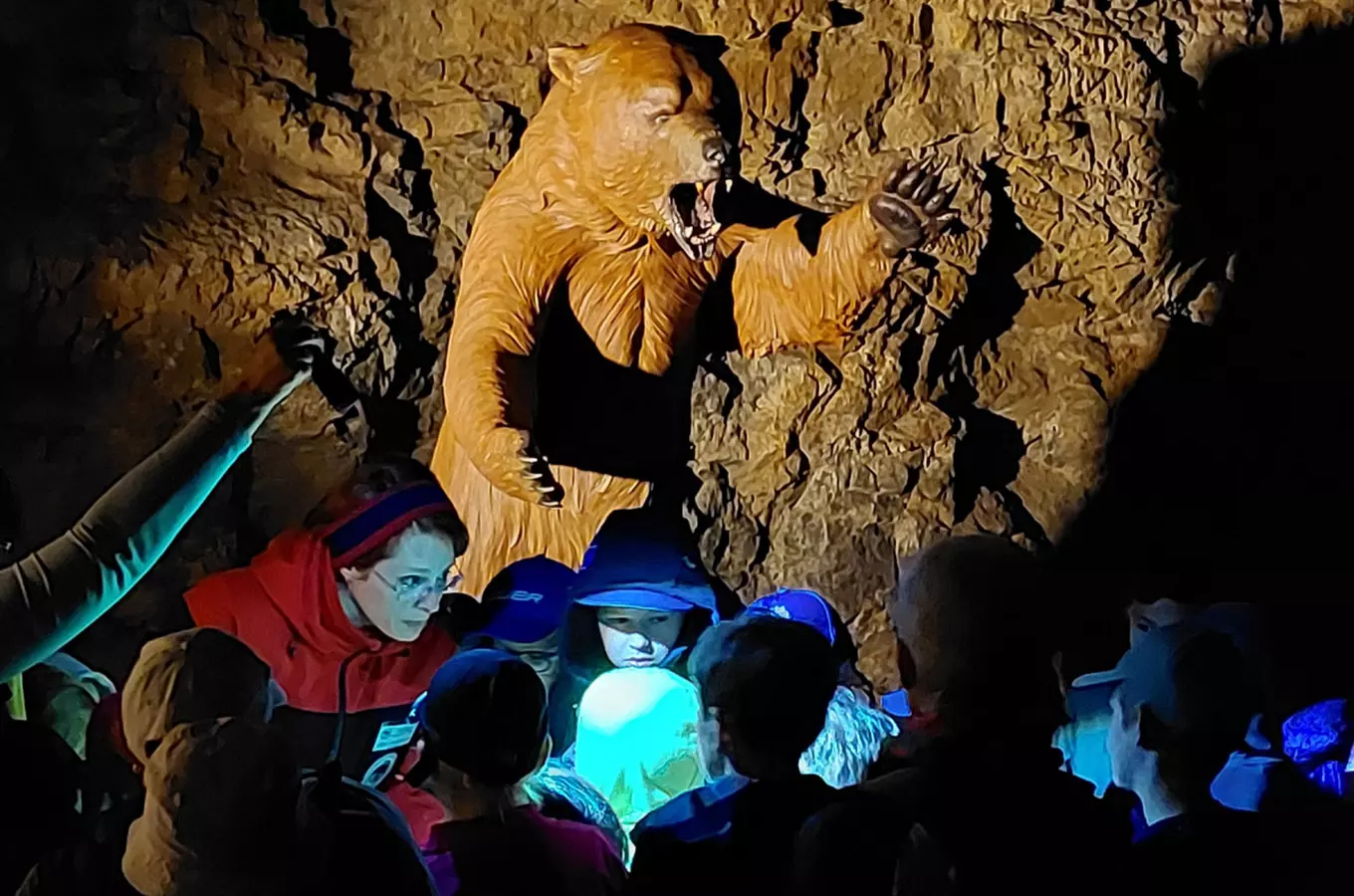 Jeskyně Výpustek s medvědem Brunem