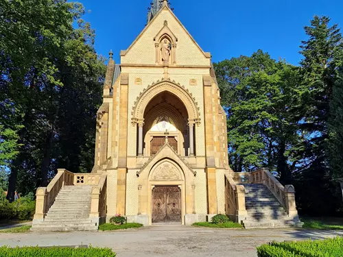 Hrobka Buquoyů na hřbitově v Nových Hradech