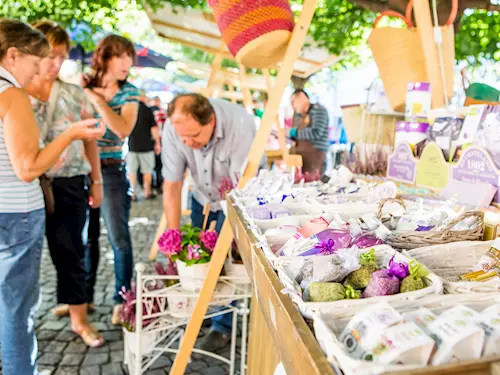 Tradiční Francouzský trh se letos bude konat na Pražském hradě u příležitosti Garden party
