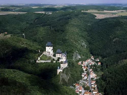 Hrad byl postaven na ostrohu vybíhajícím z jihu z Kneží hory