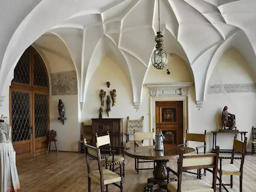 Prohlédnout si mužete také šlechtické interiéry minulých století ci vzácnou kolekci gotických a renesancních drevených plastik
