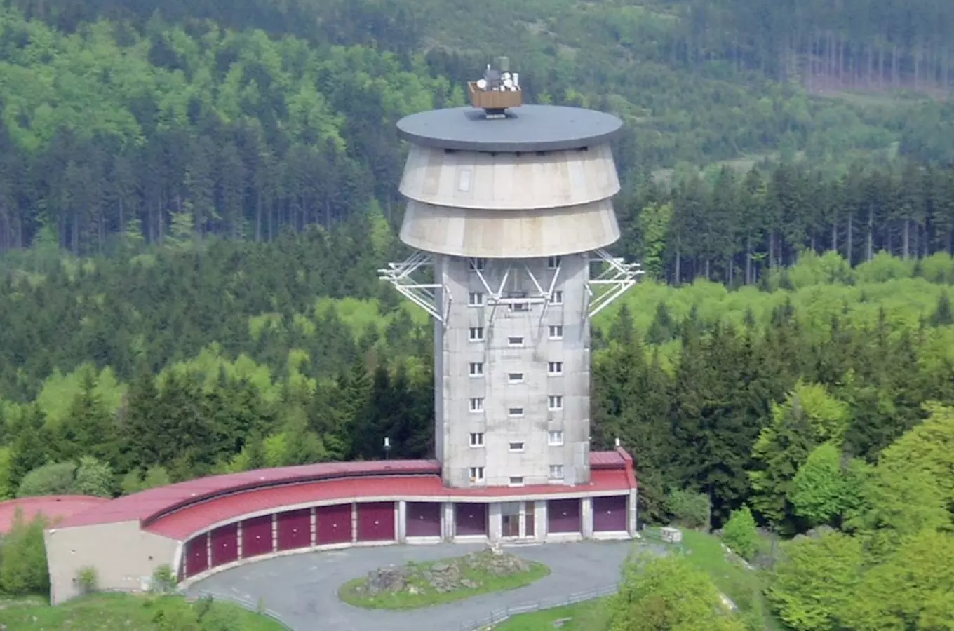 Vrch Velký Zvon v Českém lese s radarovou věží