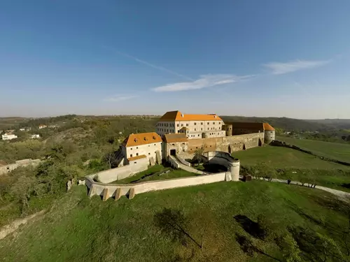 Do hlubin dolnokounického hradu