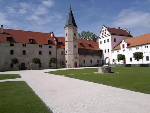 Na zámku nyní vzniká Myslivecké muzeum, které se turistum otevre v sezóne 2014