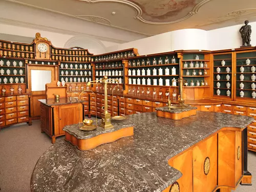 Jednorožci, zmije i drogy: objevte působivou krásu barokních lékáren