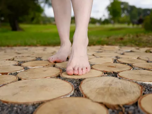 Bosá stezka v areálu Vinného sklepu Krýsa v Kostelci u Kyjova