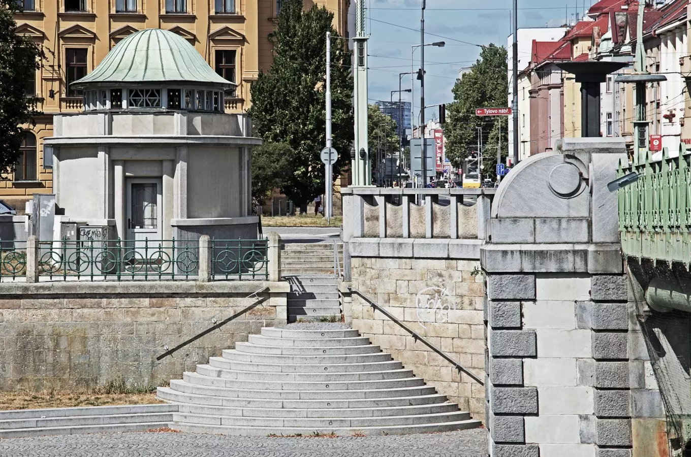 Kotěrovy kiosky na Pražském mostě v Hradci Králové