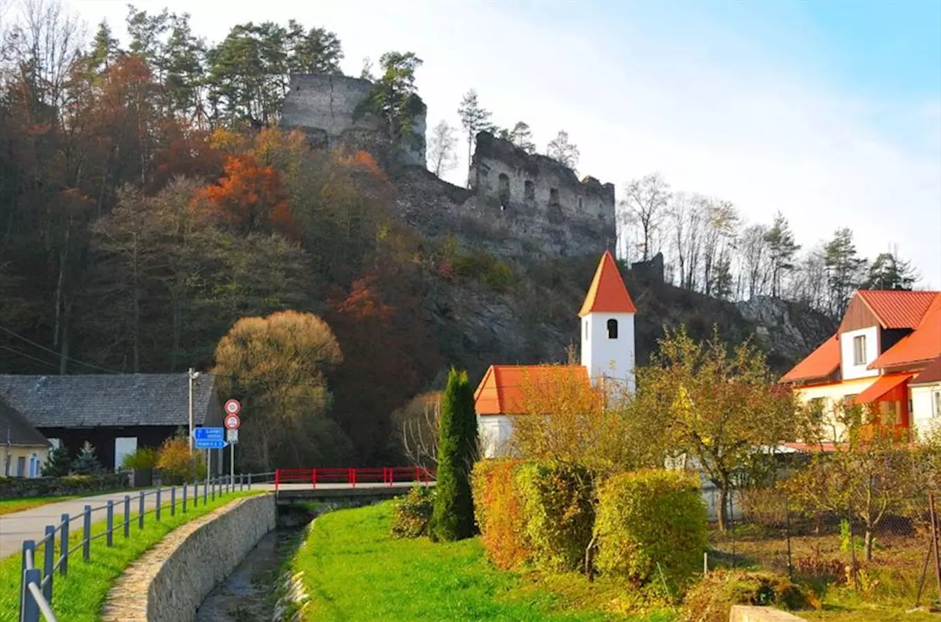 Zřícenina hradu Frejštejn nad řekou Dyjí