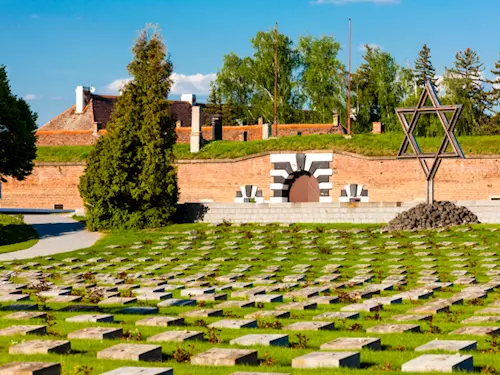 Malá pevnost s Národním hřbitovem Terezín, kudy z nudy