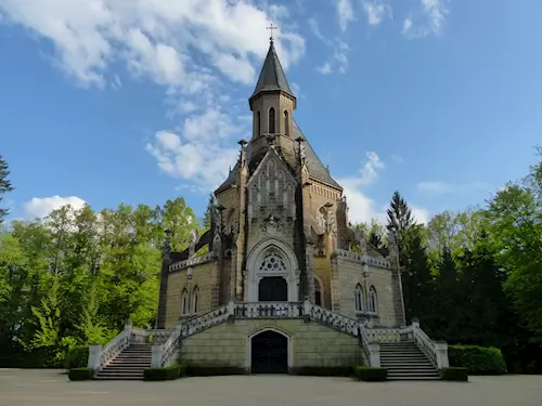 Schwarzenberská hrobka nedaleko penzionu Hacienda