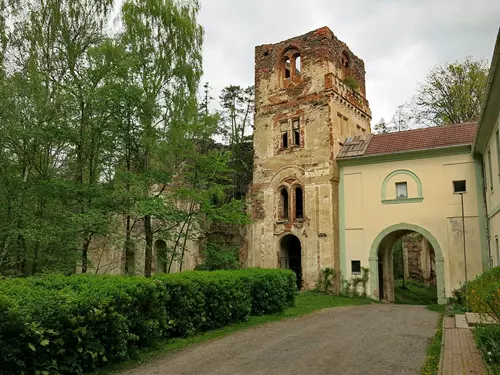 Bývalý Paulánský klášter ve Světcích