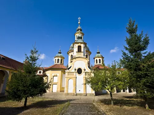 Poutní areál s kostelem Panny Marie Vítězné na Bílé Hoře v Praze