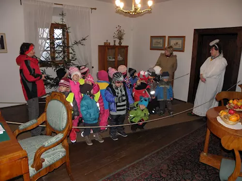 Dětské prohlídky adventně a vánočně vyzdobených interiérů na státním zámku v Náchodě