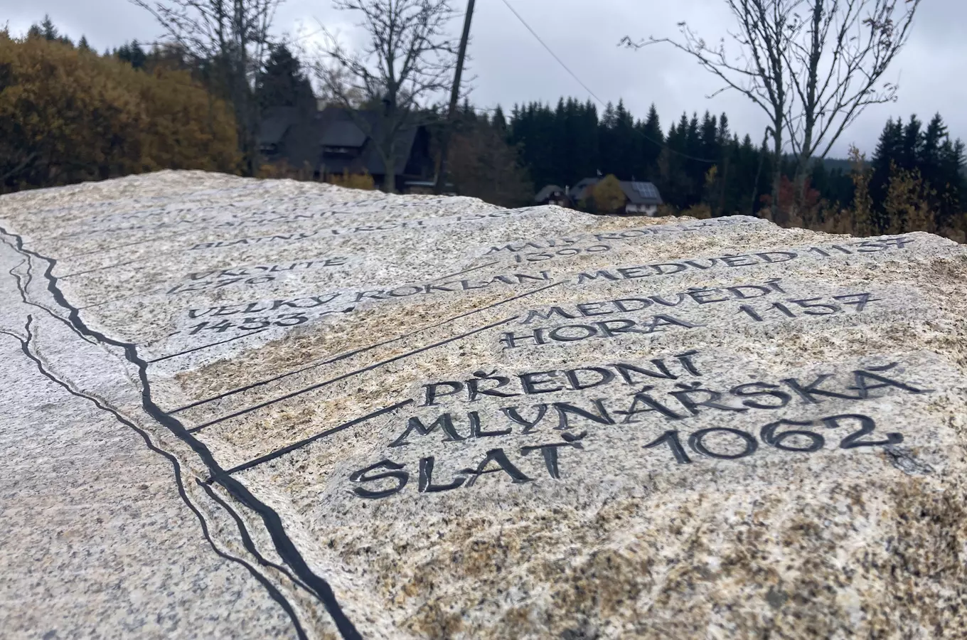 Kamenná panoramatická mapa s lavičkou ve Filipově Huti