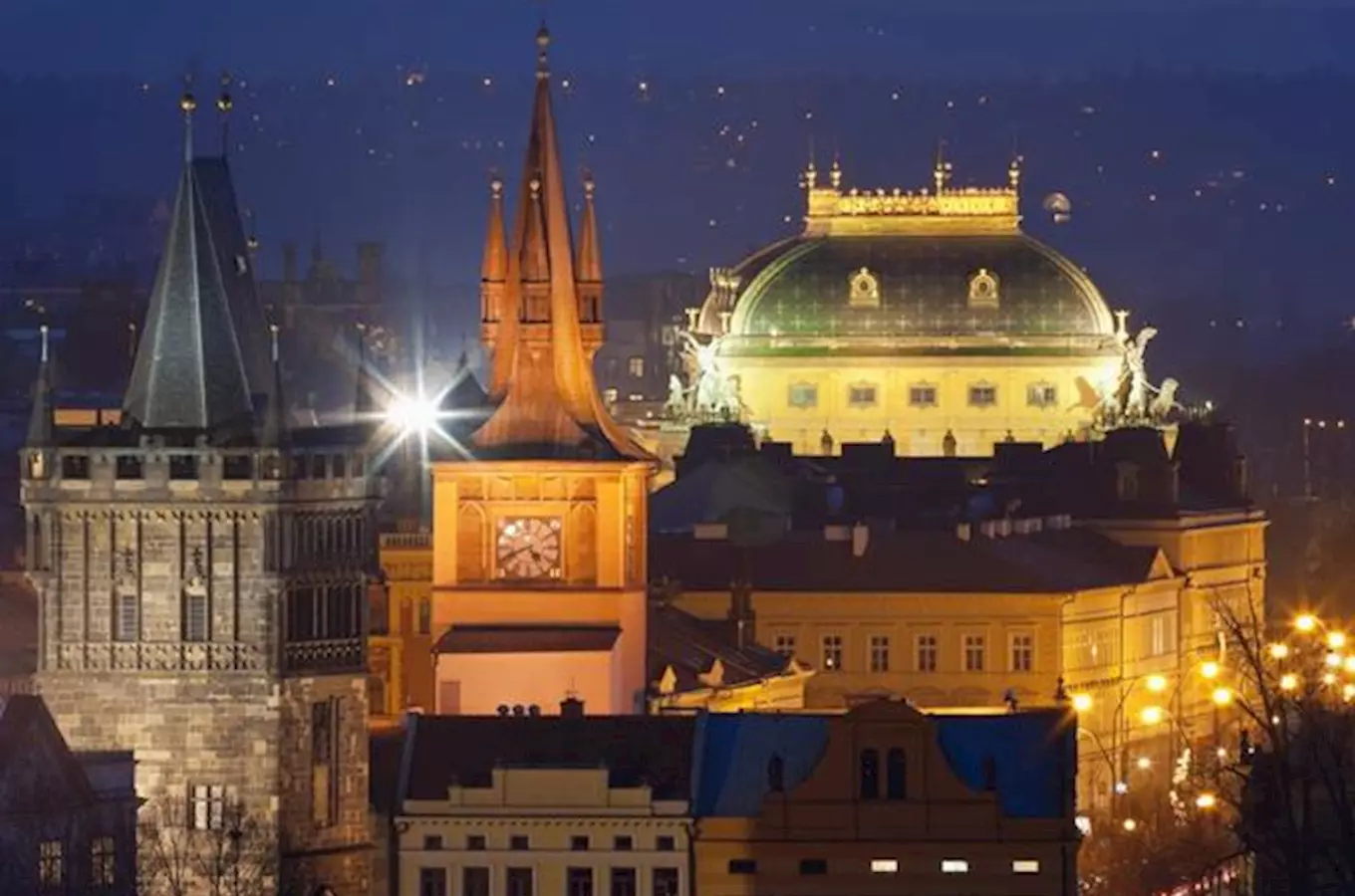 Kolik základních kamenů má Národní divadlo a odkud do Prahy přicestovaly?