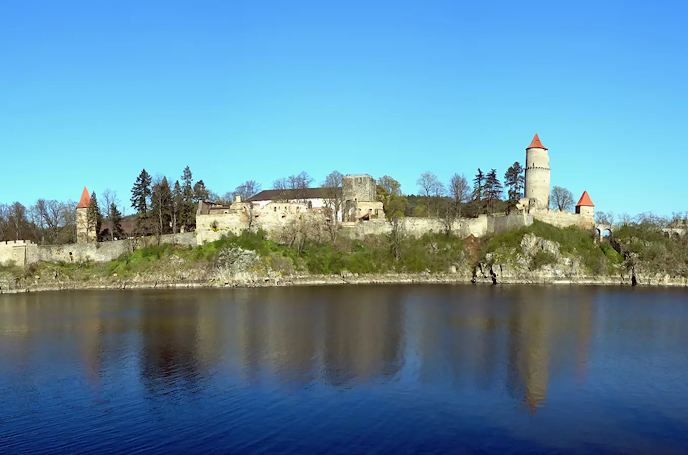 Bývalý kostel sv. Mikuláše ve Zvíkovském Podhradí