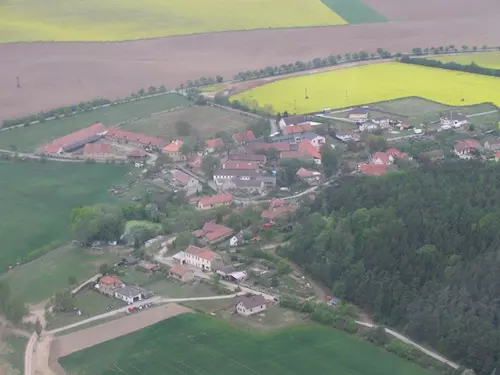 Obec Lužce, letecký pohled.