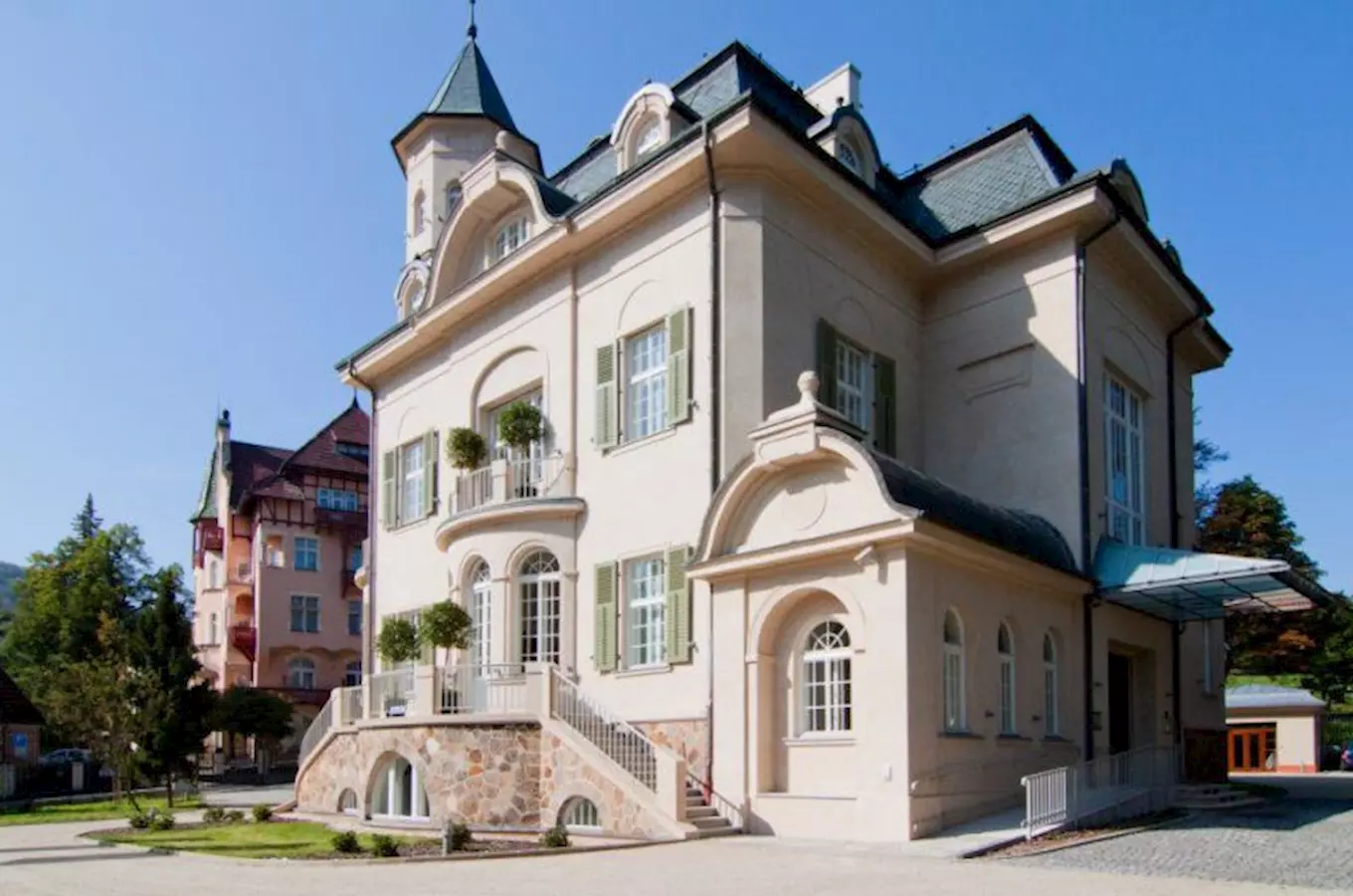 Dům umění Becherova vila – rodinný palác Becherů