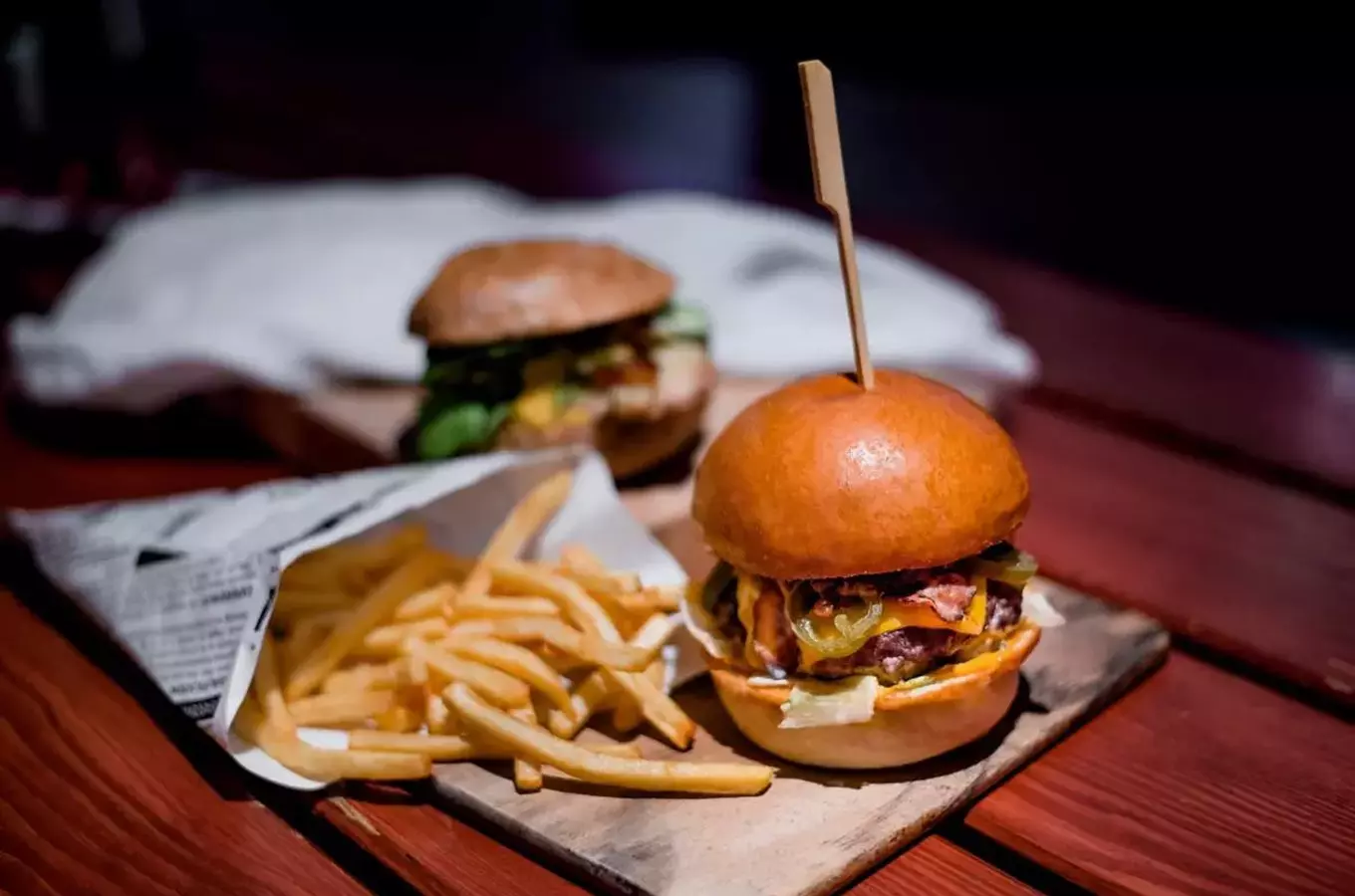 Hamburger: oblíbené jídlo, restaurace, kde je ochutnáte, a burger festivaly 