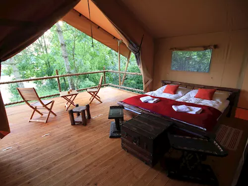 Ubytování v korunách stromů v Safari Dvůr Králové – glampingové stany ve větvích
