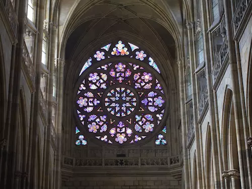 Kruhová ružice je vytvorena 261 kamennými prvky a 27 000 kusu barevného skla