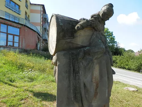 Socha plačícího kašpárka v Kolodějích nad Lužnicí