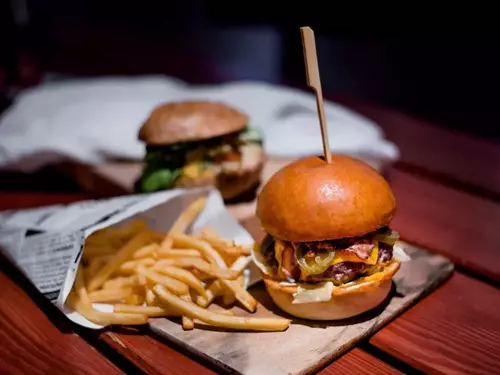 Hamburger: oblíbené jídlo, restaurace, kde je ochutnáte, a burger festivaly 