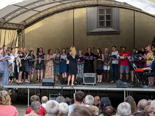 Závěrečný koncert na nádvoří zámku