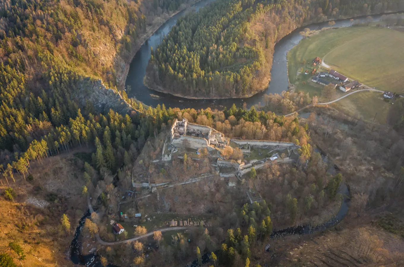 Dívčí Kámen – romantická zřícenina na soutoku Křemžského potoka a Vltavy