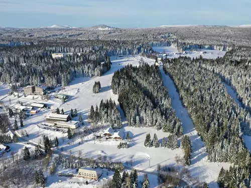 Zadovský můstek patří turistům: zima v areálu Zadov – Churáňov s výhledem z rozhledny na skokanském můstku