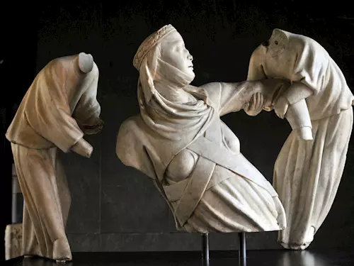 Fragmenty náhrobku královny Markéty Brabantské, Giovanni Pisano, 1313–1314, Carrarský mramor, fragmenty polychromie, Janov, Galleria Nazionale di Palazzo Spinola