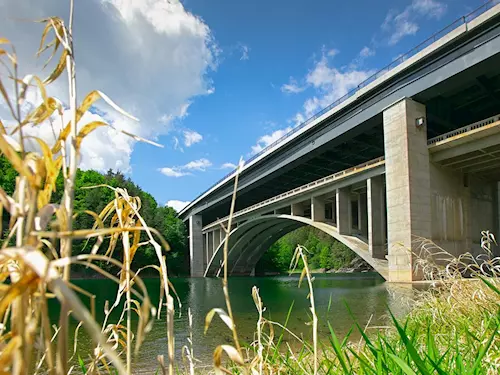 Vojslavický dvojmost – dvouposchoďový most přes řeku Želivku