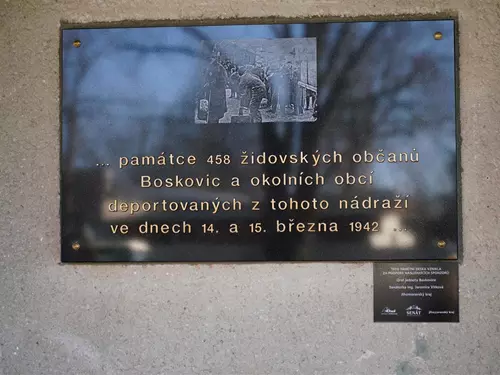 Pamětní deska židovských transportů v Boskovicích