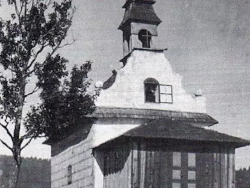 Kaple s puvodní drevenou zástavbou