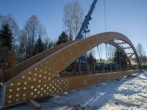 Puvodní znovuobnovená cesta za mostem vede po hranici Mrtvého luhu