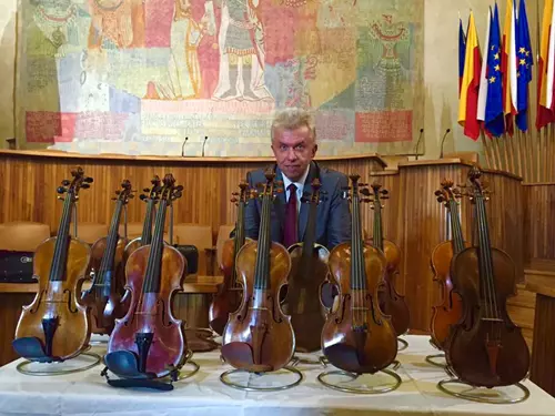 Výstava houslí tří staletí na zámku Dobříš